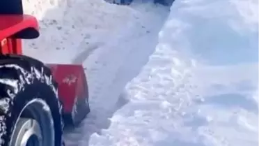 Sivas'ta Kar Fırtınası Midibüsü Mahsur Bıraktı, Muhtarın Traktörüyle Çözüm