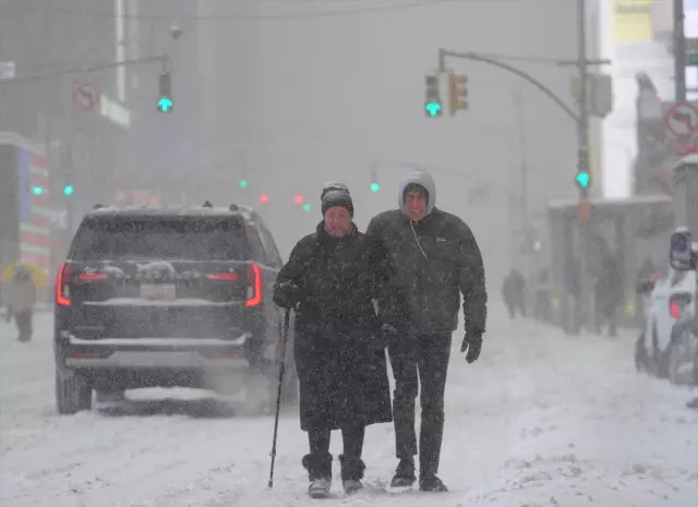 Acil durum ekipleri kar temizliğinde