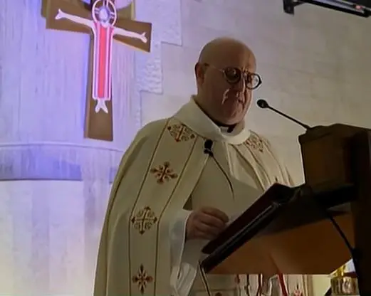 Kalabalık içinde DJ performansı