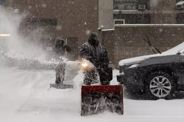 Elektrik hatları üzerindeki kar birikintisi