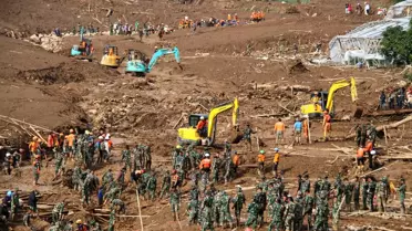 Endonezya'nın Batı Cava Bölgesinde Şiddetli Toprak Kayması 48 Hayatı Göçürdü