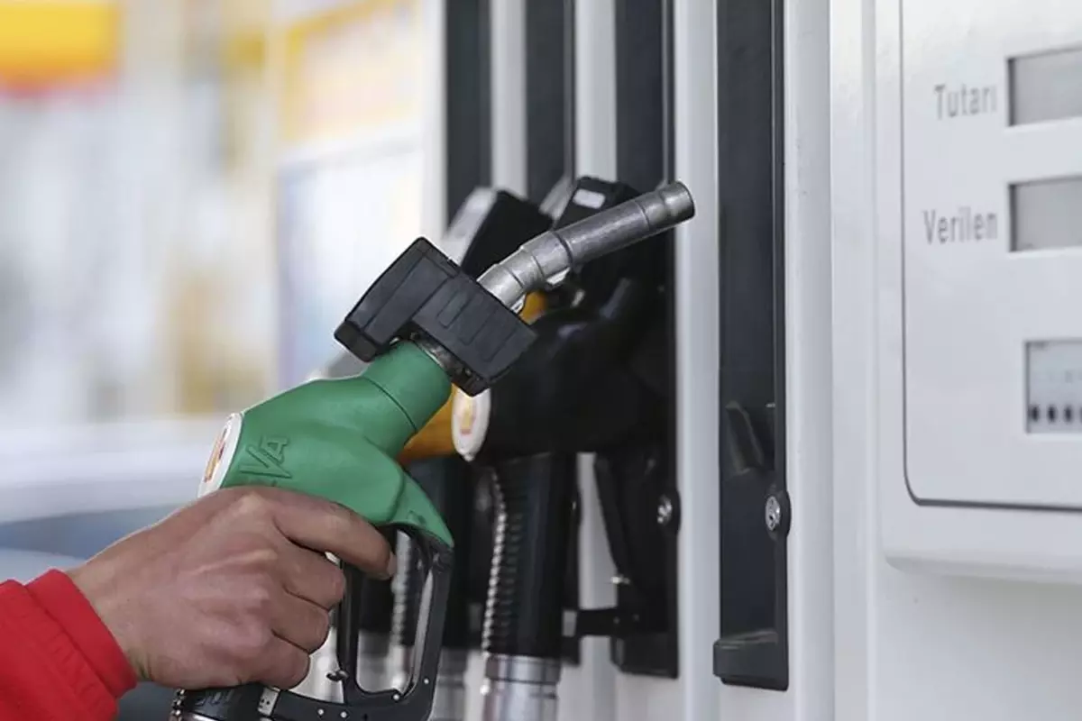 Benzin Fiyatları 55 TL’yi Aştı: 1,11 TL’lik Yeni Zamın Etkileri