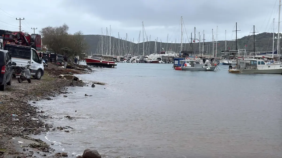 Bodrum kıyısında kaçak tekne bağlaması