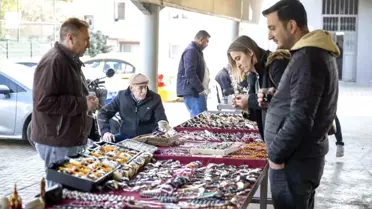 Mersin antika pazarında sergilenen tarihi mobilya