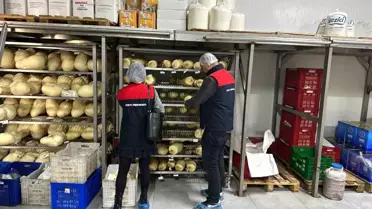 Denetçi yaka kamerası takarken