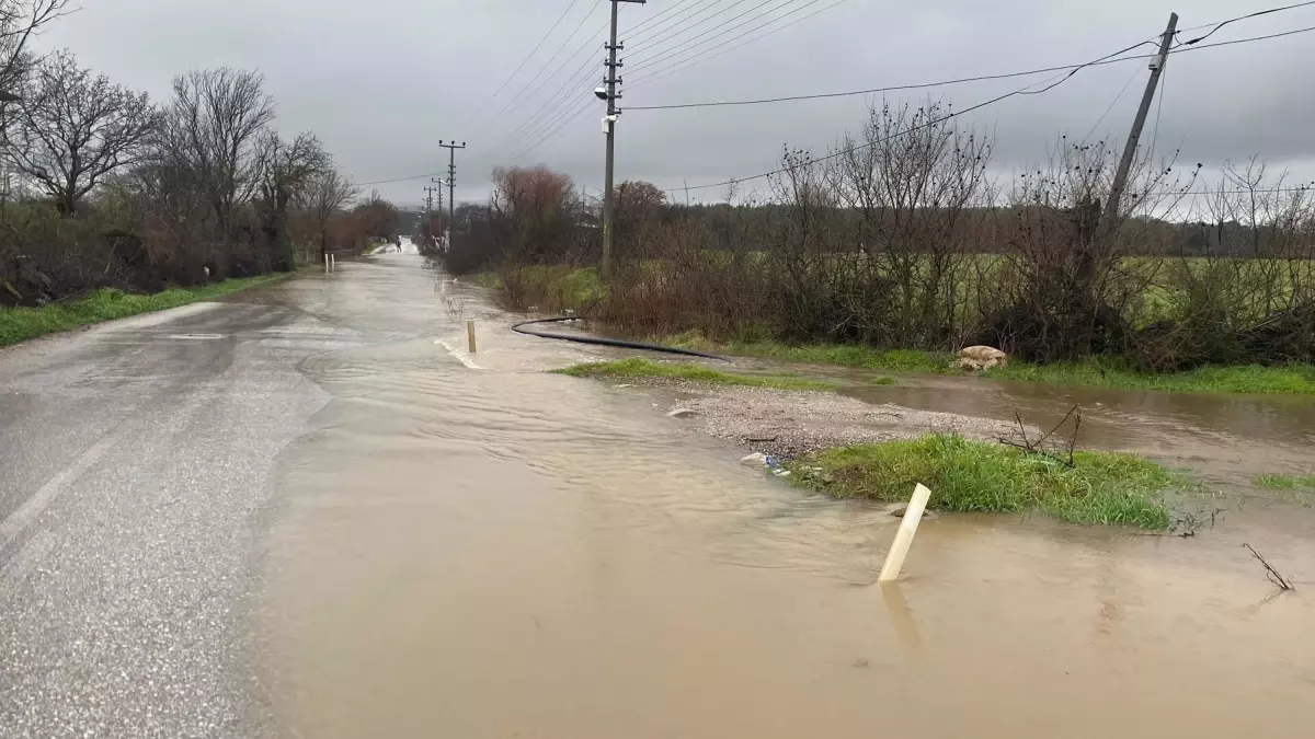 Ayvacık’ta Şiddetli Sağanak Tarım Alanlarını Sular Altına Çekti