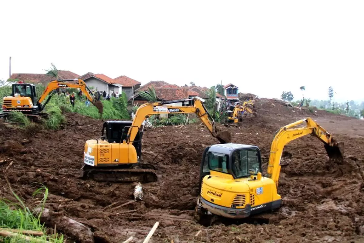 Batı Cava’da Yıkıcı Heyelan: 38 Ölü, 685 Kişi Yerinden Edildi