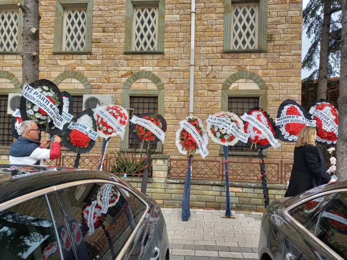 İYİ Parti'li Turhan Çömez'in Annesi İkbal Çömez Vefat Etti: Son Yolculuk Detayları