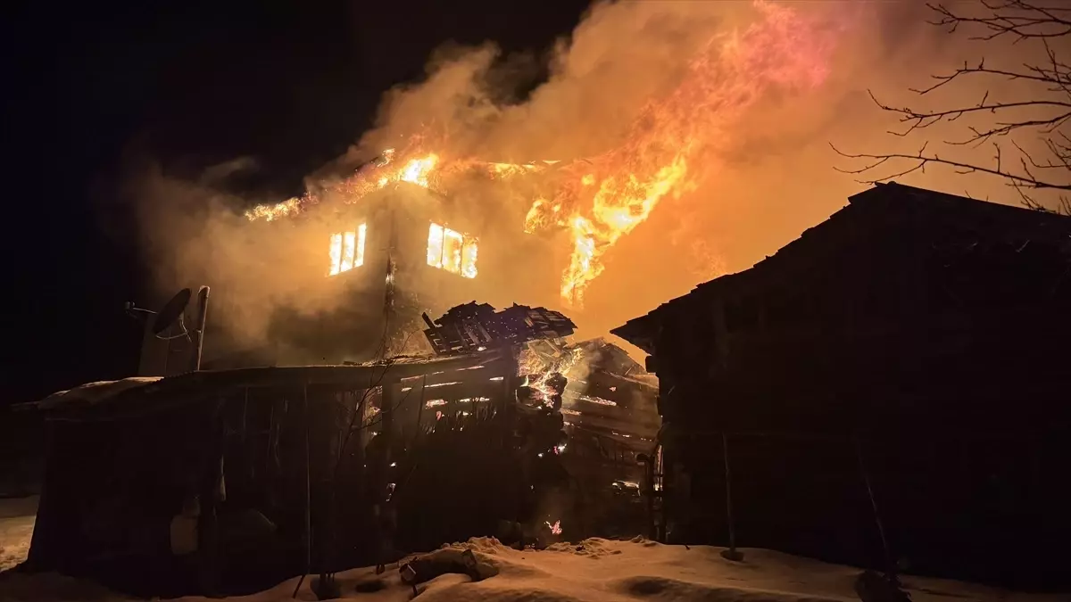 Eflani'de Şiddetli Yangın 2 Katlı Evi Yok Etti