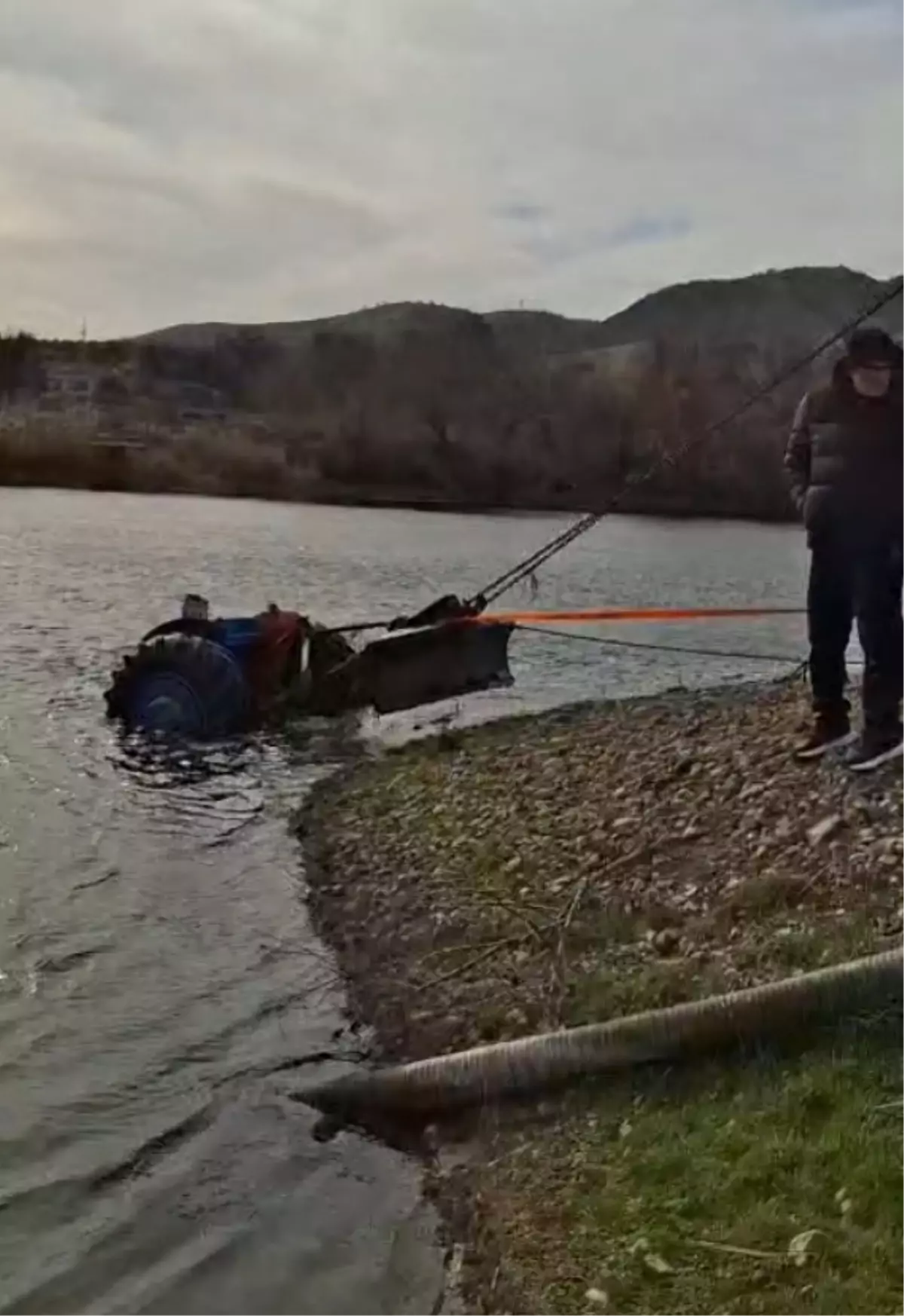 Kırıkkale'de vinçle traktör kurtarılıyor