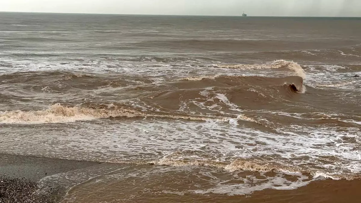 Şiddetli Yağmur Sonrası Antalya Konyaaltı Sahili'nde Deniz Kahverengiye Döndü
