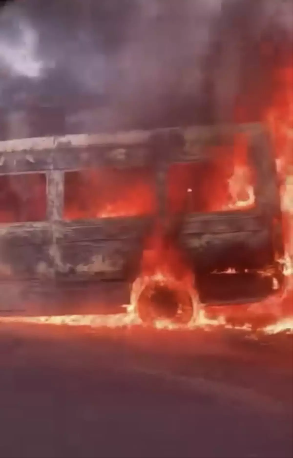 Osmaniye'de İşçi Servisi Yangını: Yolcular Güvenli Şekilde Tahliye Edildi