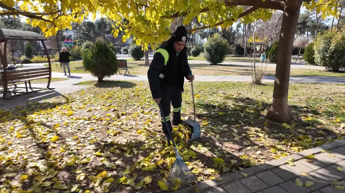 Temizlik Görevlisi İsmail Almaz, 80 Bin Liralık Telefonu Sahibiyle Buluşturdu