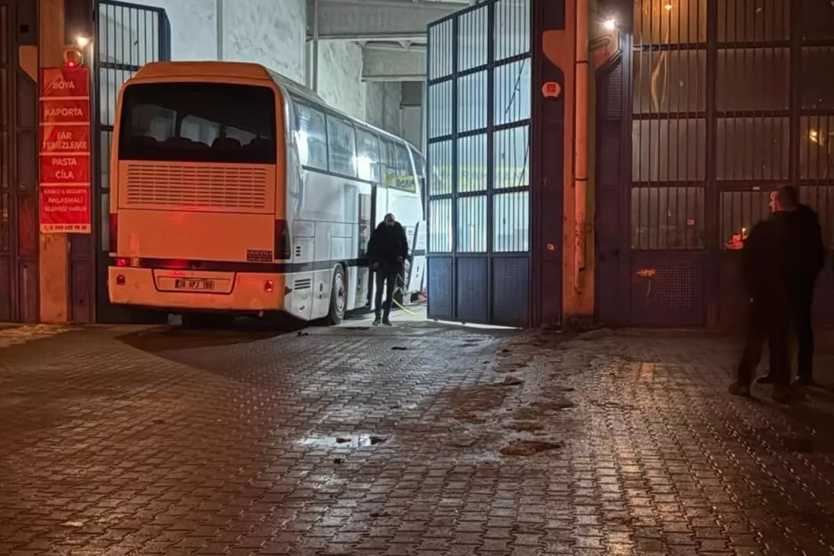 Kayseri Kocasinan’da Tamirci, Ağırlıklı Otobüsün Altında Kalan Kriko Kazasını Yaşadı