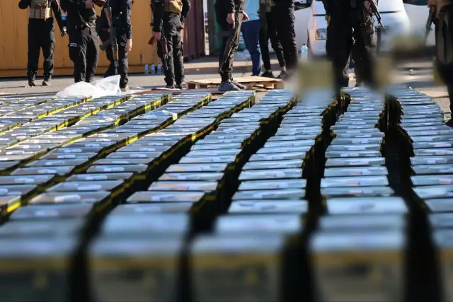 Ele geçirilen uyuşturucu paketlerinin detaylı görüntüsü