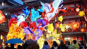 Şanghay’ın Yuyuan Bahçesi’nde Işıltılı Fener Festivali Coşkusu