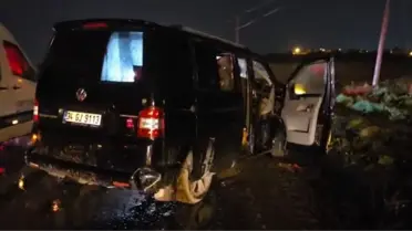 Arnavutköy’de Kaygan Yol Nedeniyle İETT Otobüsü Ticari Araca Çarptı