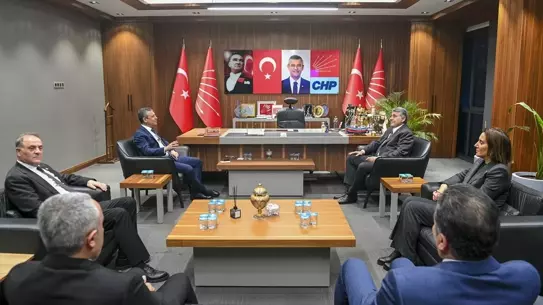 CHP Lideri Özgür Özel, Beşiktaş Başkanı Serdar Adalı ile Görüştü ve Forma Hediyesi Aldı