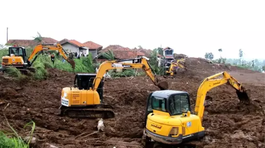 Heyelan sonrası yıkılan evler