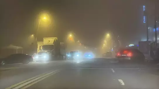 Erzurum’da Görüş 25 Metreye Düştü: Yoğun Sis Trafiği Zorladı