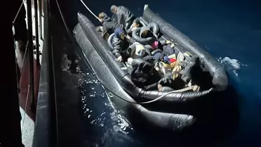 Seferihisar’da Sürüklenen 33 Düzensiz Göçmen Sahil Güvenliği Tarafından Kurtarıldı
