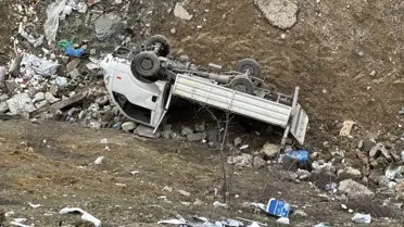 Karabük'te Şarampole Devrilen Kamyonet Kazası: İki Yaralı Hastaneye Sevk Edildi