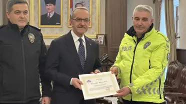 Malatya’da Polis Memurunun Çocuğa Çorap Giydirmesi İlham Verdi