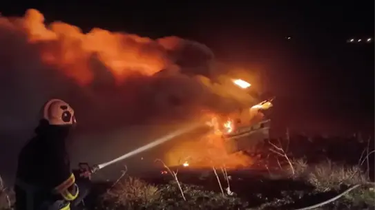 Tırde çıkan yangının söndürülmesi