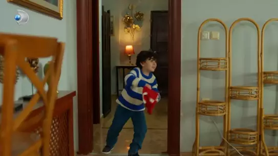 Uzak Şehir'de Bayrak Sahnesi İzleyicileri Duygusal Bir Yolculuğa Çekti