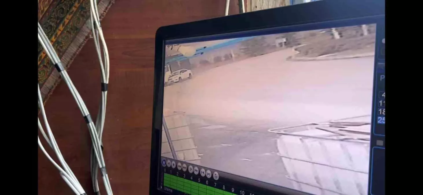 Eskişehir'de Kaygan Yol Nedeniyle Otomobil Tıra Çarptı: Mazot Akışı Kesildi