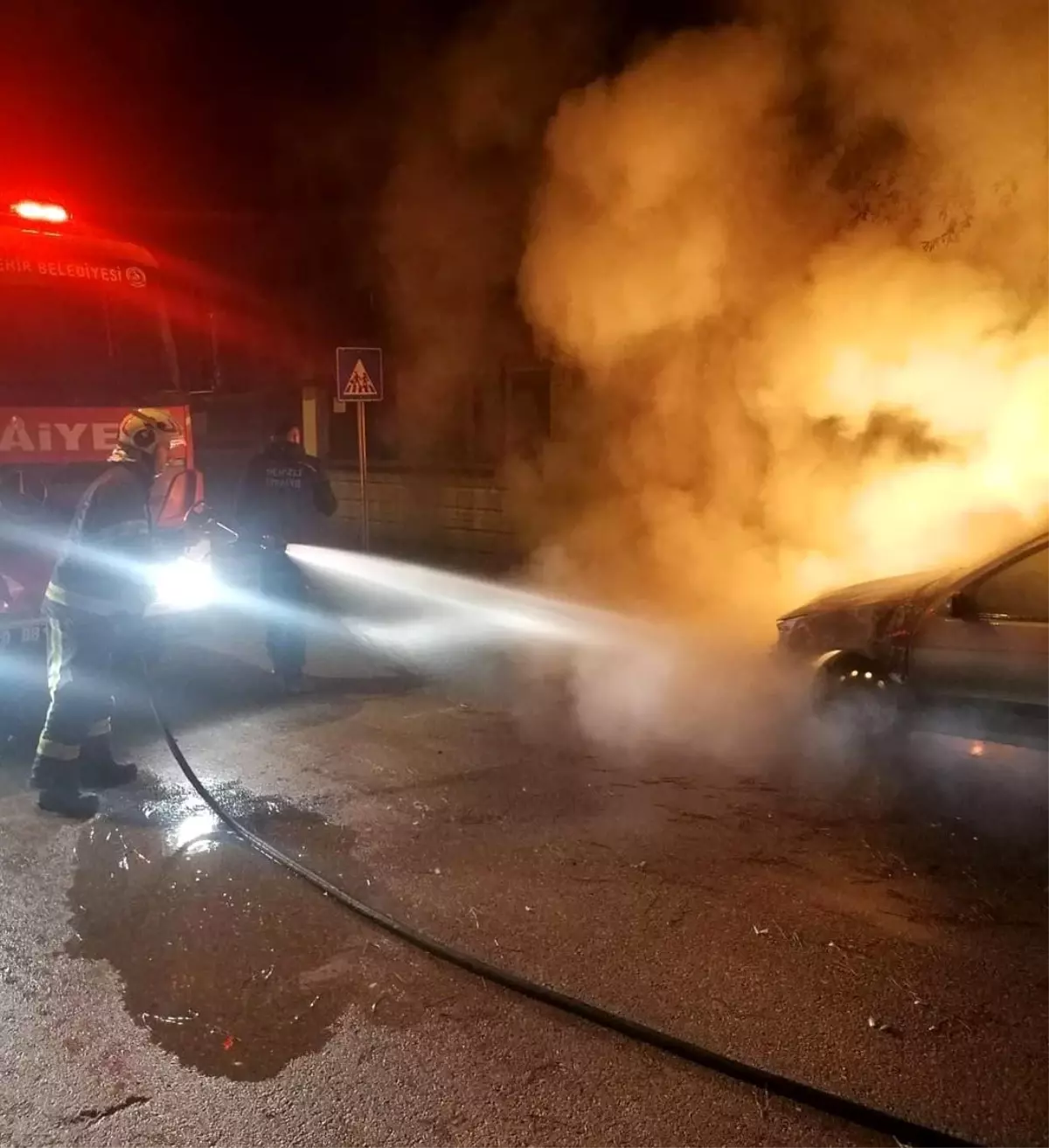 Denizli Sarayköy'de Park Halindeki Araçta Kıvılcım Çıktı: Yangın Tamamen Yıkıma Yol Açtı