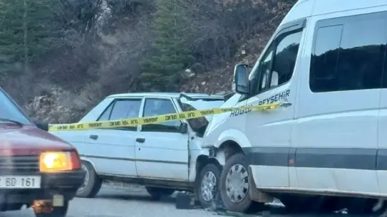 Beyşehir'de Otomobil ve Minibüs Çarpışması: 1 Ölü, 1 Yaralı