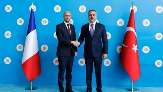 Bakan Fidan ve Barrot el sıkışıyor