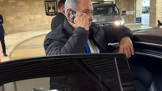 Netanyahu'nun telefon kamerasını bantla kapattığı anın geniş görüntüsü