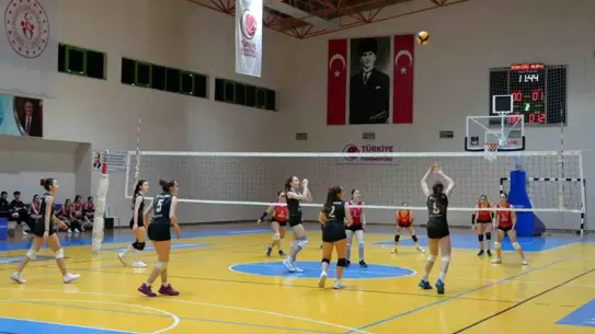 Burhaniye'de 4. Geleneksel Yıldız Kızlar Voleybol Turnuvası Heyecanla Açıldı