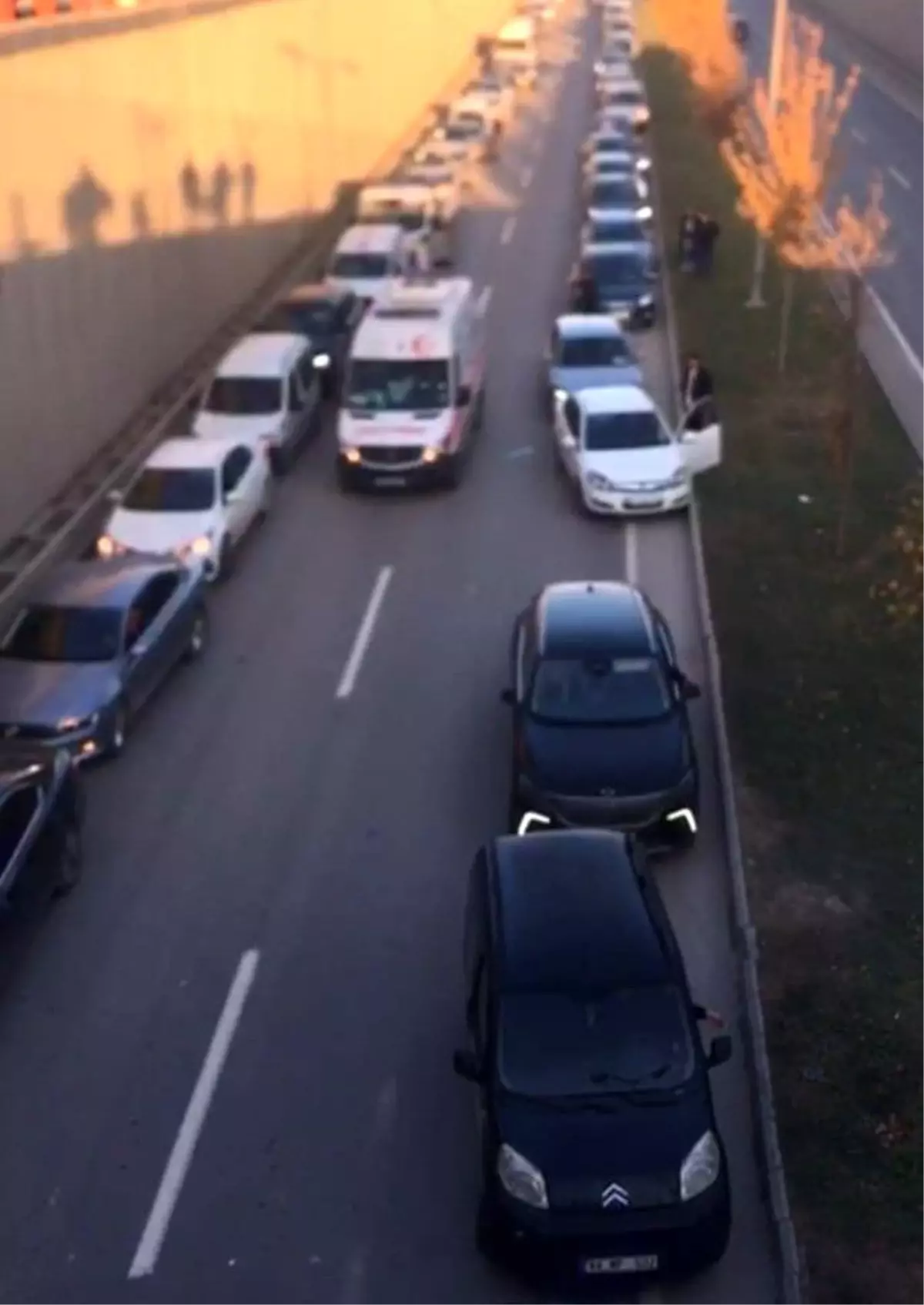 Malatya’da Zamanla Yarışan Ambulans İçin Sürücüler ‘Fermuar’ Sistemiyle Yolda Açıldı