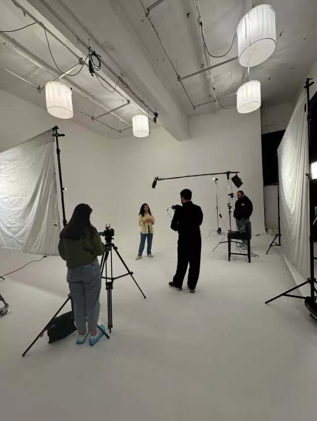 Çocuklar tablet ile eğitici oyun oynuyor