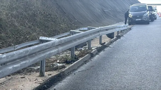 Kaza sonrası araç enkazı ve dağılan altın konteyneri