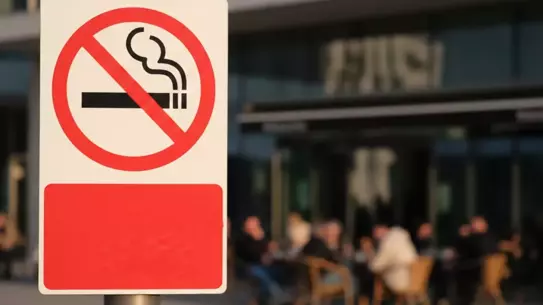 Sigara Satışı ve Kullanımı Yeni Yasaklarla Sınırlanıyor: Market Kasaları ve Çocuklu Alanlar Kısıtlandı