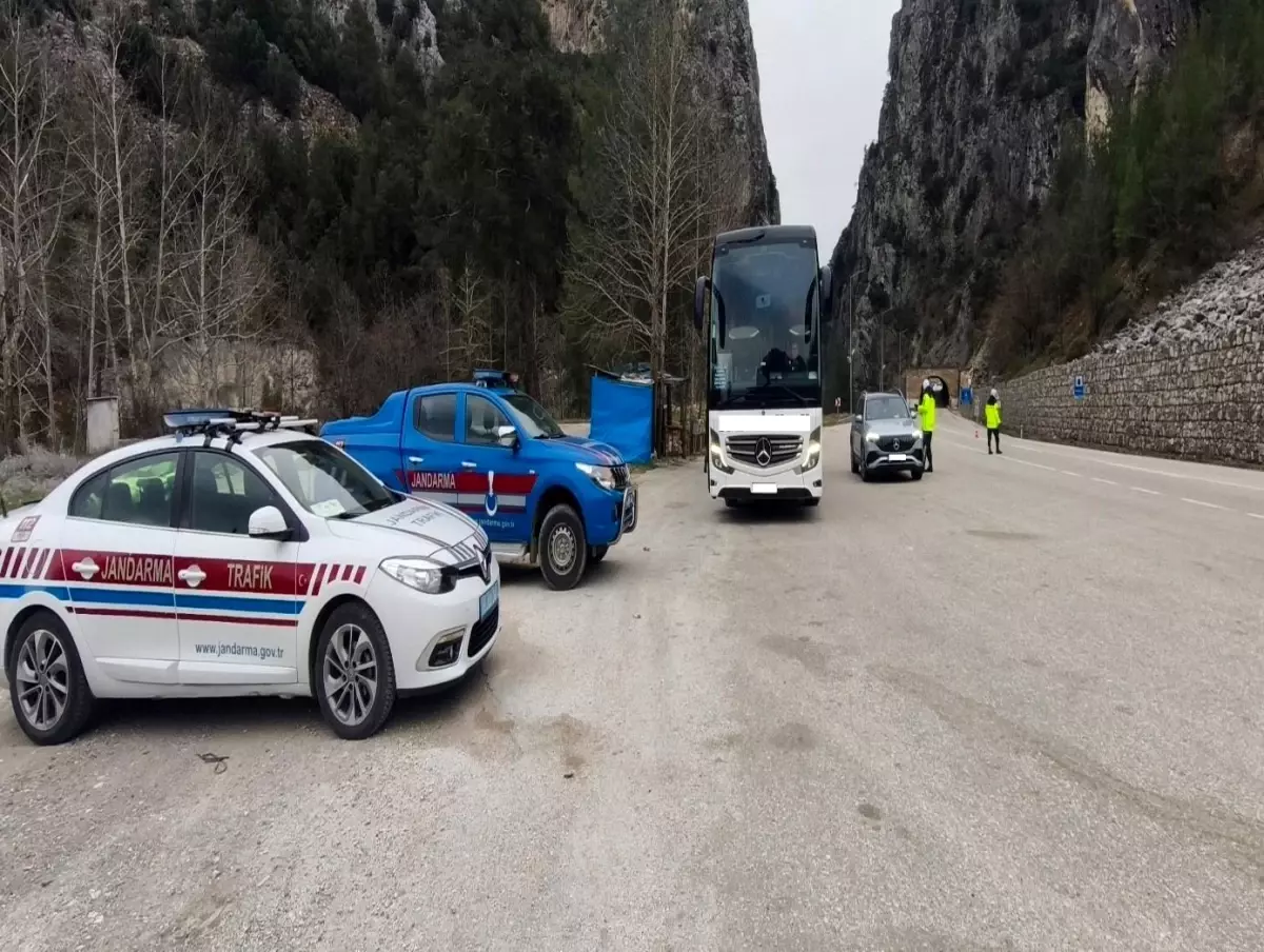 Burdur’da Trafik Denetimi: 381 Sürücüye Ceza, 72 Araç Trafikten Men Edildi