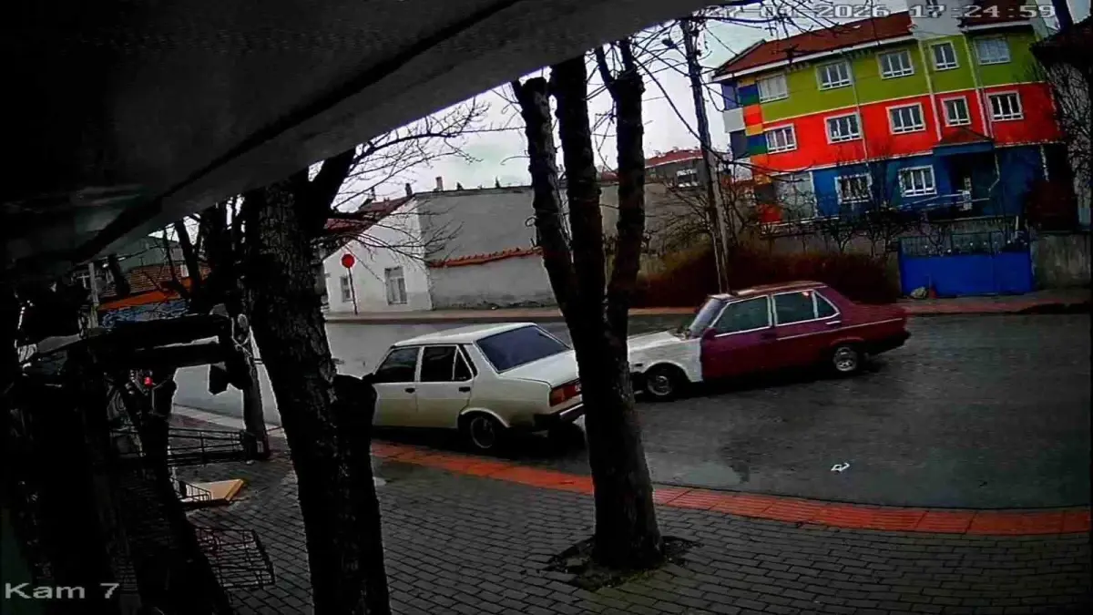 Karaman’da park halindeki araca çarpan kaçan sürücü