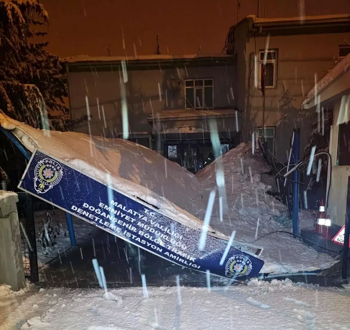 Malatya’da kar nedeniyle çöken sundurma
