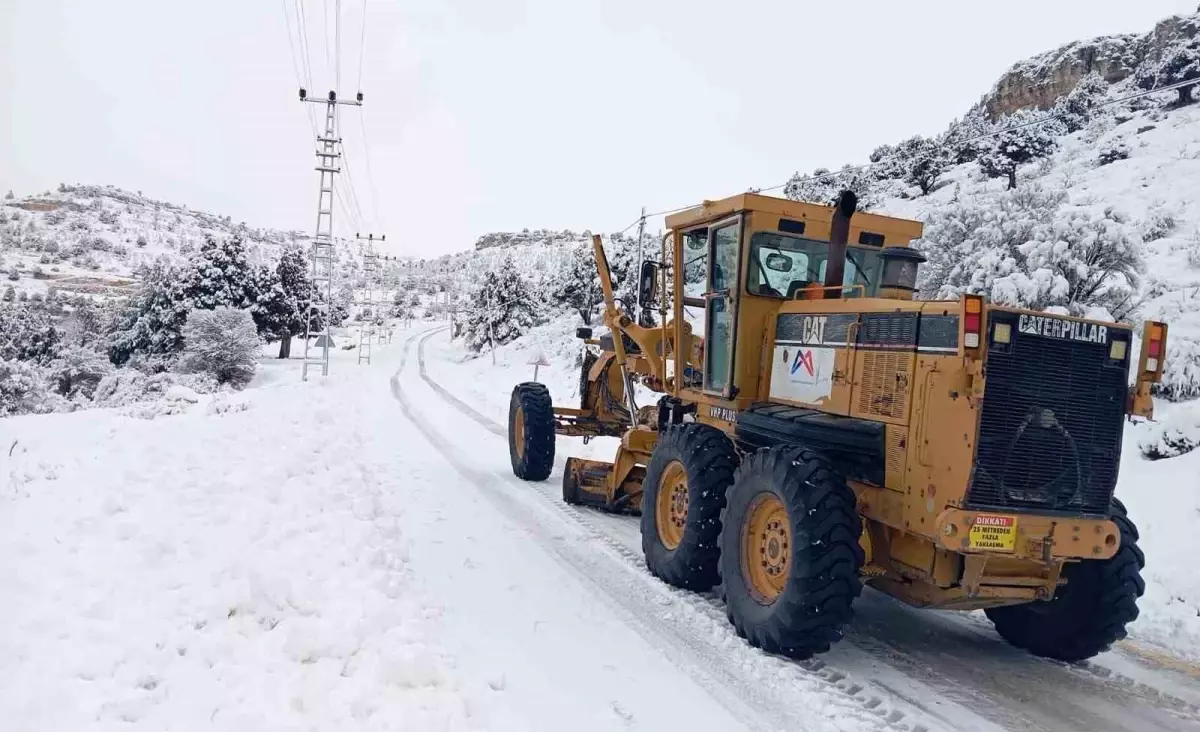 Mersin'in Yüksek Kesimlerinde Karla Mücadele Hız Kesmiyor