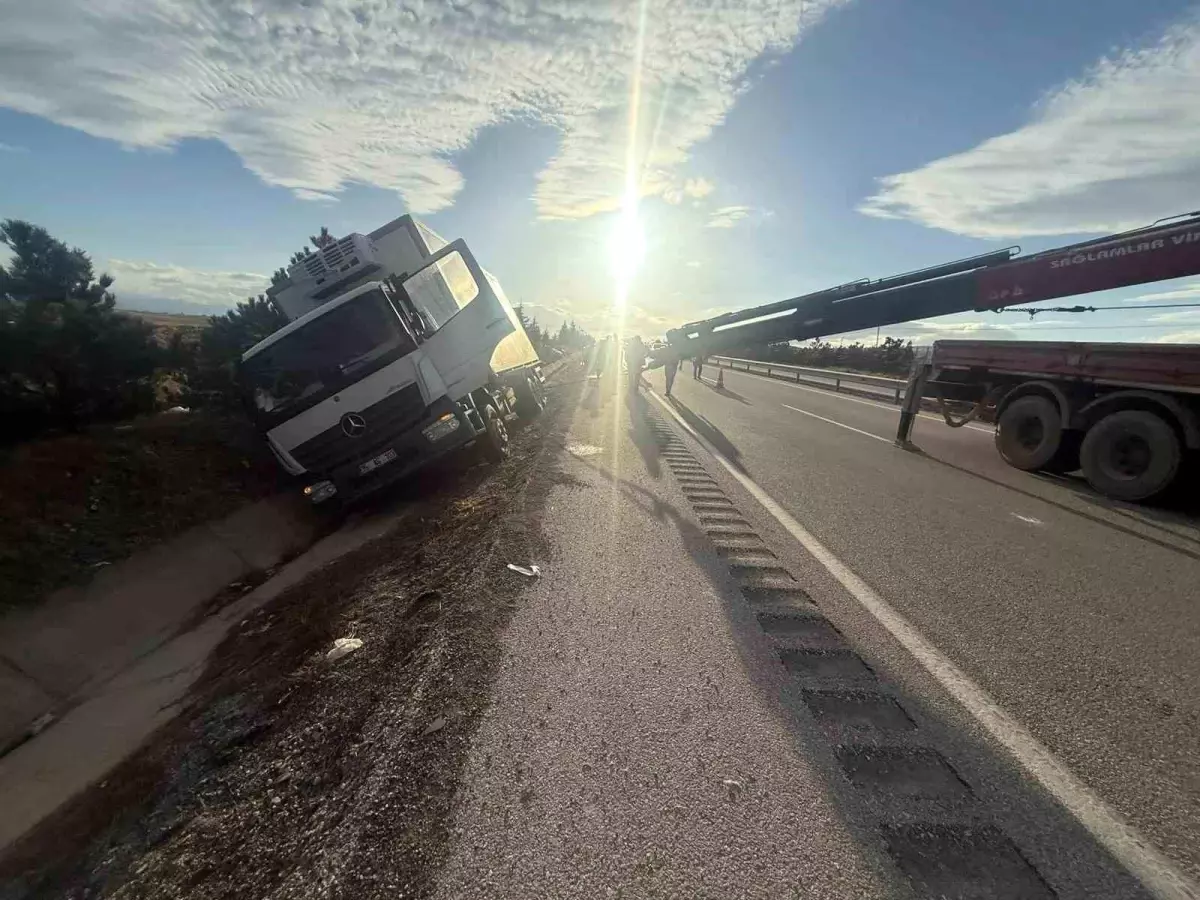 Afyonkarahisar’da Peynir Yüklü Kamyon Refüje Çarptı ve Yan Yattı