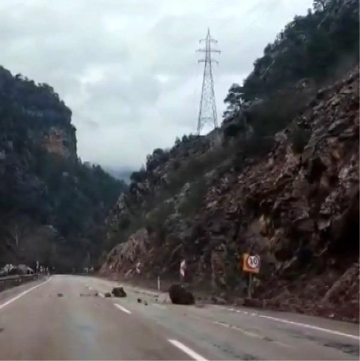 Saimbeyli’de düşen kaya yola engel oluşturuyor