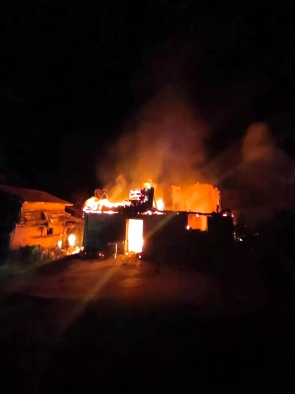 Ayancık'ta Şiddetli Yangın: Bir Ev Tamamen Yok Oldu