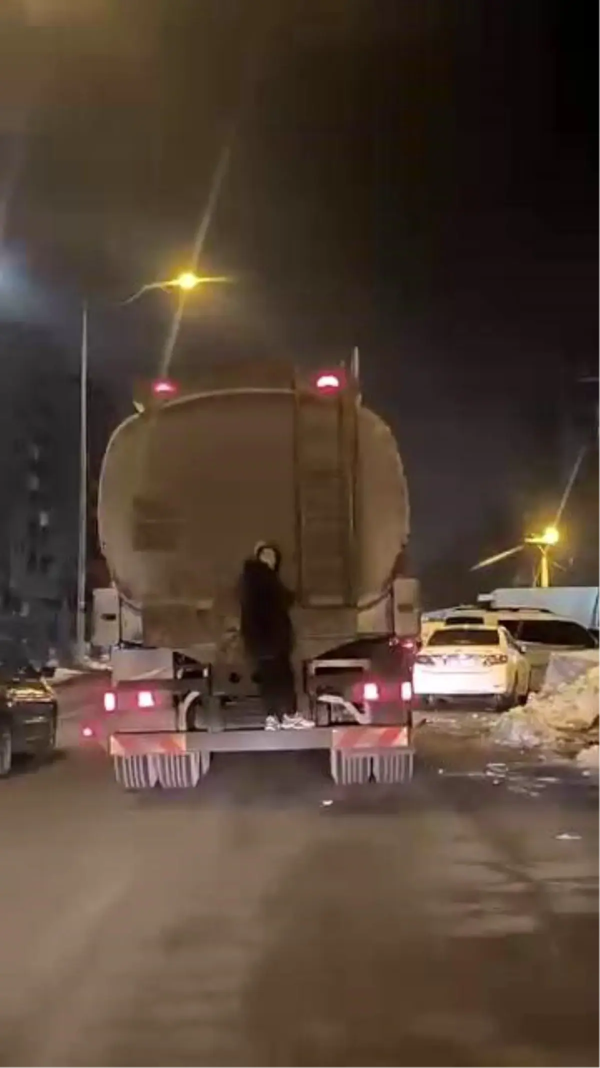 Diyarbakır’da Tanker Arkasına Tutan Çocuk Trafik Kazasını Tehdit Etti