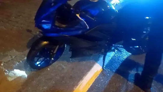 Kaza yerinde devrilen motosiklet