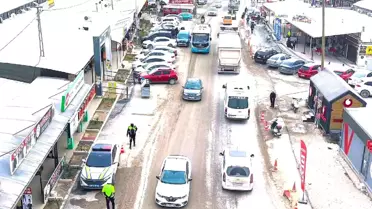 Denetim sırasında polis memurları trafik akışını yönlendiriyor