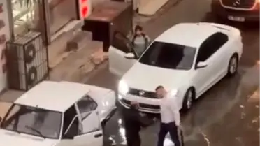 İzmir’de Trafik Kavgası: Sürücü Demir Sopayla Saldırdı, Döner Bıçağıyla Kaçtı ve Tutuklandı